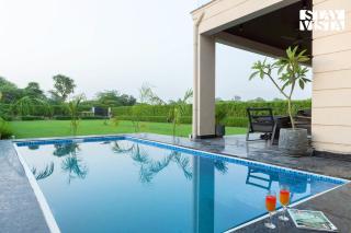 StayVista at Olive Farms with lawn, AC, TV - - 8