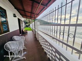 Beachfront Family Bungalow with Seaview Pool, KTV, Pool, PS5, Speaker System, BBQ & more!! - Tanjung Bungah - 2