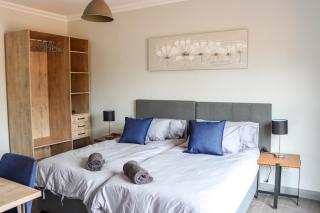 Stone`s Throw Manor - 6