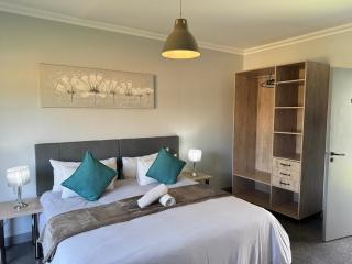 Stone`s Throw Manor - Muldersdrift - 9