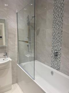 Beach from the Balcony, ensuite and private parking - Portsmouth - 3