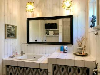 Classic Black And White House With Personal Style - Vig - 7