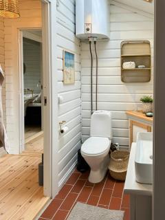 Charming Log Cabin Close To The Water And Hou - 2