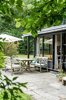 Experience The Simple Life In A Retro Wooden House - Højby - 9