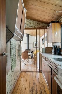 Experience The Simple Life In A Retro Wooden House - Højby - 7