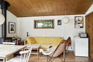 Experience The Simple Life In A Retro Wooden House - Højby - 5