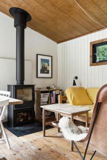 Experience The Simple Life In A Retro Wooden House - Højby - 3