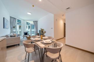 Sophisticated 2BR Apt in Business Bays Prime Location - 1