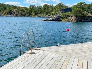 Renovated Boathouse From 1960 By The Sea In Borøya - 1
