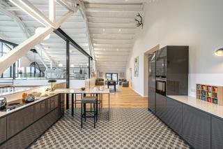 Traditional Architecture Meets Modern Design - Thumby - 8