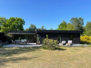 Nordic Inspired Summerhouse Near Gudmindrup Beach - Højby - 8