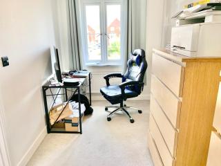 4 BR House For Contractor and Family Multiple Free Car Park - Woodley - 4