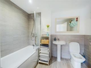 4 BR House For Contractor and Family Multiple Free Car Park - Woodley - 3