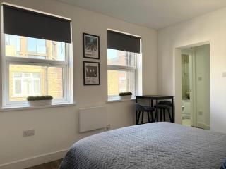 Old Street Studio with Washer and Dryer - London - 3