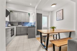 Modern City Centre Townhouse sleeps 10 & Parking - Manchester - 3