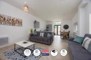 2 Bedroom Apartment By Green Haven Escapes Short Lets & Serviced Accommodation In Leeds with Free WiFi & Parking - Farnley - 0