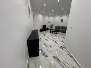 B84. 2BR Apartment 2BA Living Room - Sheikh Zayed - 4