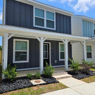 SeaHill Short Stays - Beachfront Property - 9