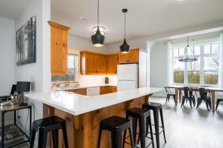 Beautiful & Bright 3 Bed Townhome Near Village - 6