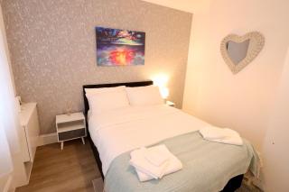 Spacious 3 Bedroom home Watford Junction - 5