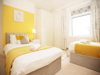 Mount Rd By N And N Stays Ltd, Perfect for contractors and workers close to local amenities, large driveway, fast wifi - 3