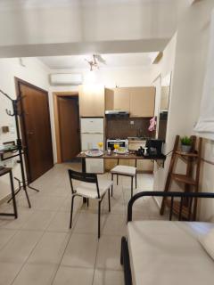 Central Petite Hideaway with Balcony- Near Station - Larisa - 7