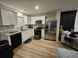 SeaHill Short Stays - Beachfront Property - 4