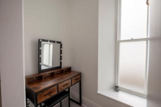 Stylish Tenby Townhouse, Steps from the Beach - Pembrokeshire - 8