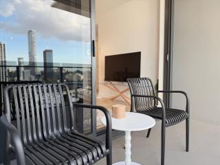 3-Bed City View Apt with Free Parking - Brisbane - 4