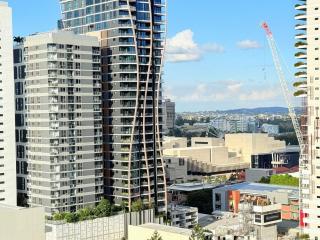 3-Bed City View Apt with Free Parking - Brisbane - 3