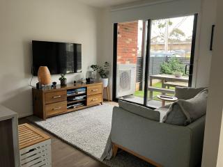 Private Room & Ensuite, in shared Modern 2 Level Apartment - full use of all facilities - Geelong - 8