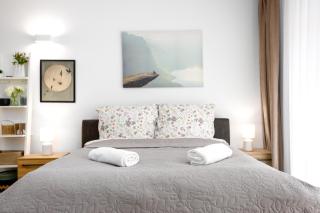 Vivid Studio with Balcony with FREE Private Parking - 9