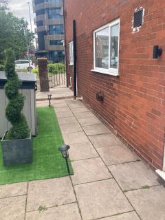 Studio Flat in Walsall with Option of Large Garden for Events - Bloxwich - 1