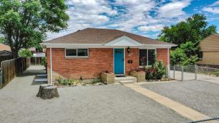 Bright & Spacious Upper Unit with Two Bedrooms in Denver - 4