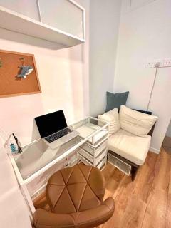 Flat D, private bathroom and kitchen pantry - Hong Kong - 3