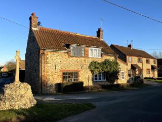 Pilgrims - Traditional flint cottage with open fire - 0