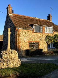Pilgrims - Traditional flint cottage with open fire - 1
