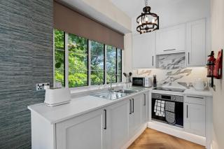 New Modern City Centre Apartment - 8