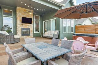 Hot Tub and Playset Family Home in Overland Park! - Overland Park - 0
