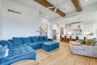 Hot Tub and Playset Family Home in Overland Park! - Overland Park - 8