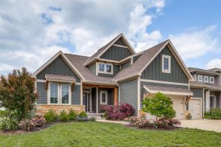 Hot Tub and Playset Family Home in Overland Park! - Overland Park - 9