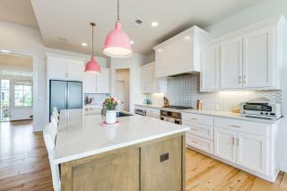 Hot Tub and Playset Family Home in Overland Park! - Overland Park - 5