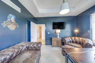 Hot Tub and Playset Family Home in Overland Park! - Overland Park - 2