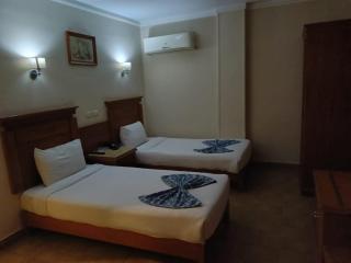 Aura Inn Tiba Pyramids Hotel - Banī Ghālib - 5