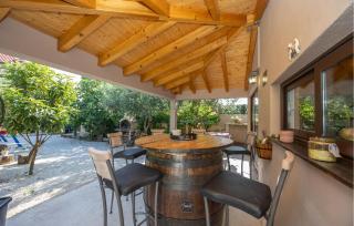 Gorgeous Apartment In Kastel Stari - 4