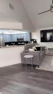 Modern style duplex 86inTV, king suite,AT&T,six flag,Globe, Epic water - Arlington - 8