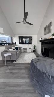 Modern style duplex 86inTV, king suite,AT&T,six flag,Globe, Epic water - Arlington - 0