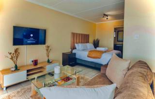 Dainfern Fourways apartment with private garden and scenic views - Sandton - 0