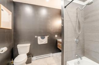 Bohemian vibe 2 bedroom Free Parking Brand New - Montréal - 3
