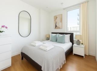 1 Bed Apartment in Bow with Balcony - London - 9
